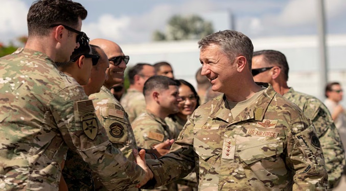 El jefe del Estado Mayor de EEUU visita Puerto Rico en medio de tensiones en el Caribe