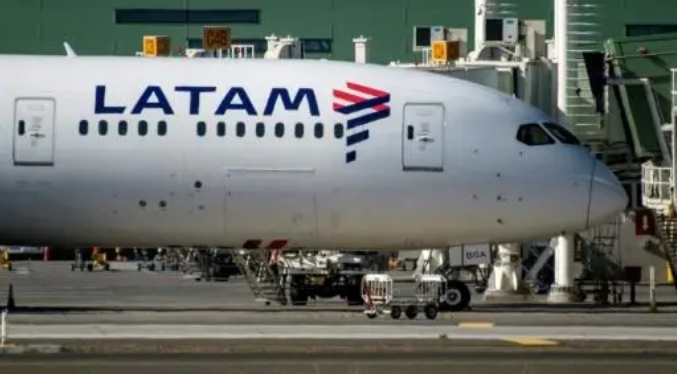 Huelga de pilotos de LATAM en Chile afecta a unos 20 mil pasajeros