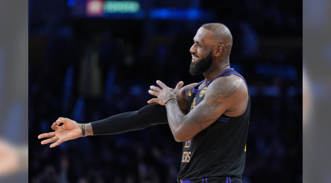 LeBron James debuta en temporada histórica; Lakers doblegan 140-125 a Jazz