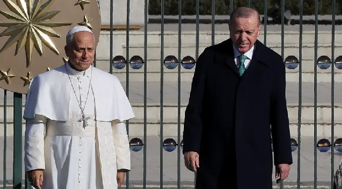 León XIV llega a Turquía en su primer viaje internacional