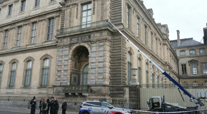 Dos nuevos imputados por el robo en el Louvre, entre ellos una mujer de 38 años