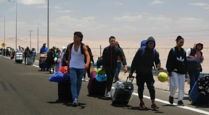 Migrantes indocumentados quedan varados en el desierto en su afán por salir de Chile