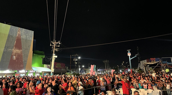 Reinauguran las plazas Bolívar y Maracaibo con encendido navideño en la Curva de Molina
