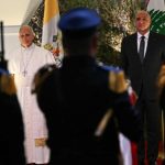 Papa llega a Líbano en la segunda parada de su debut internacional