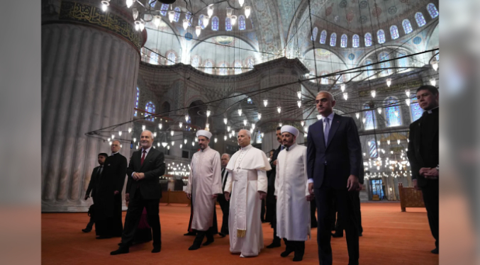 León XIV visita la Mezquita Azul de Estambul