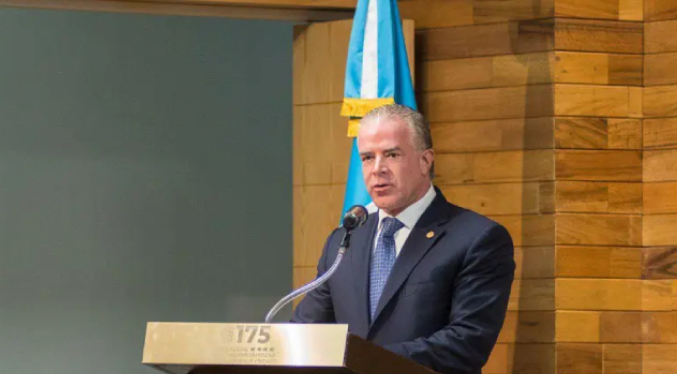 Guatemala retira el cargo diplomático a un mexicano copropietario de Miss Universo