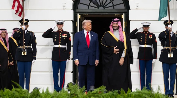 Trump recibe al príncipe saudí en la Casa Blanca con los máximos honores, cazas y caballos