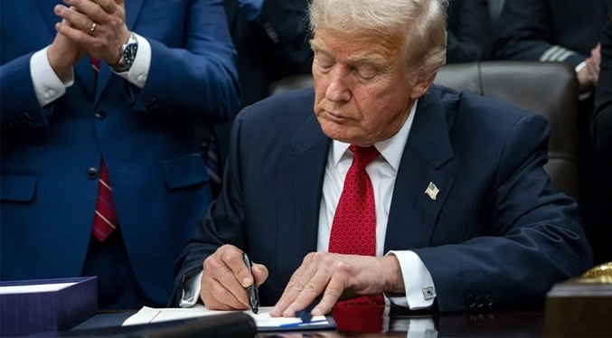 Trump firma ley para forzar la publicación de los archivos Epstein