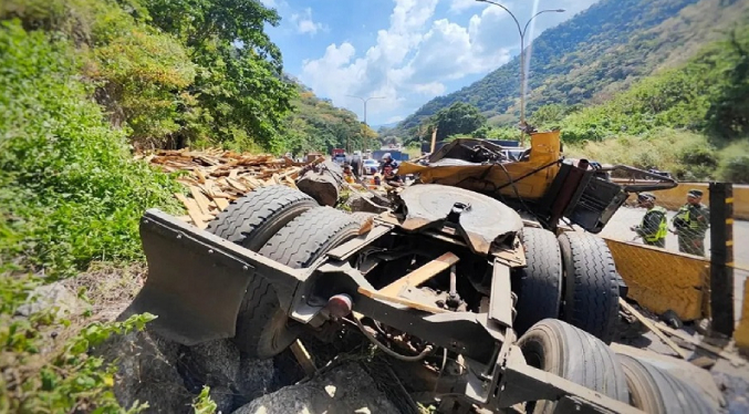 Dos personas mueren al volcar gandola cargada de madera en tramo Valencia-Puerto Cabello
