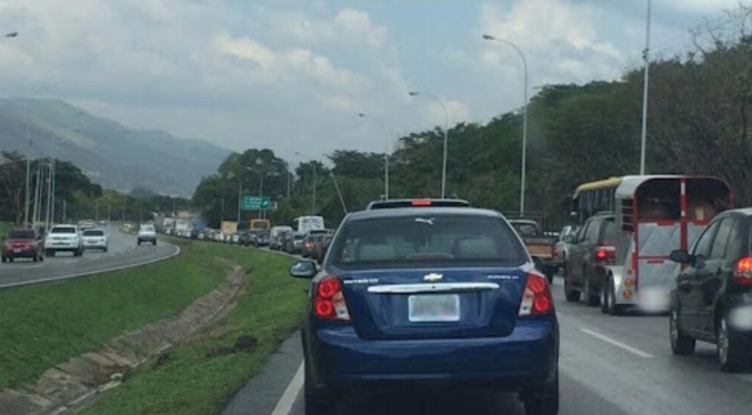 Una gandola con hortalizas se vuelca en una autopista con sentido a Maracay