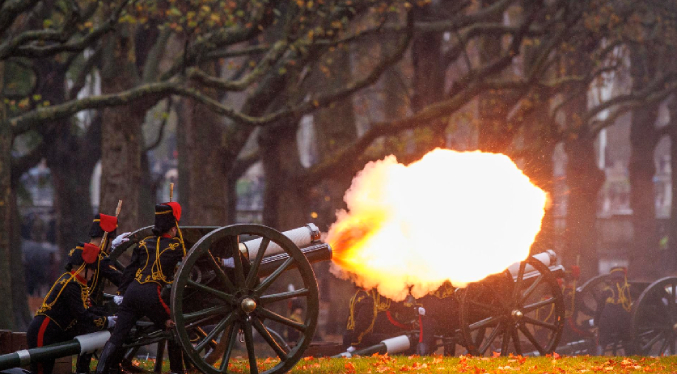 Cañonazos en Londres por el cumpleaños número 77 del rey Carlos III