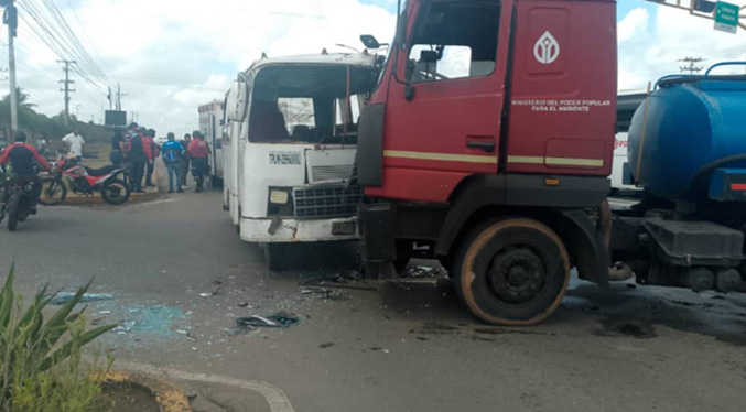 Cinco heridos en choque entre un autobús y un camión cisterna en Maturín