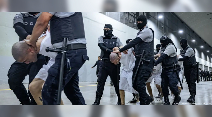 HRW denuncia tortura a venezolanos en CECOT de El Salvador