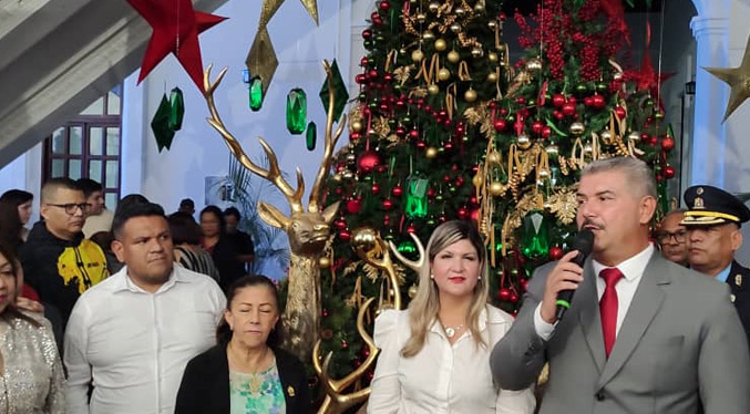 Encendido de las luces de Navidad ilumina el Palacio de Gobierno de Zulia