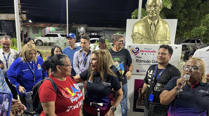 Alcaldía de Maracaibo reinaugura la Plaza Rómulo Gallegos y entrega ayudas a vecinos