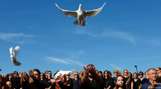 Miles de serbios recuerdan a víctimas de estación en Novi Sad