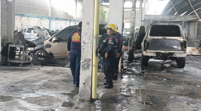Bomberos de Maracaibo logra controlar en tiempo récord incendio en taller de pintura