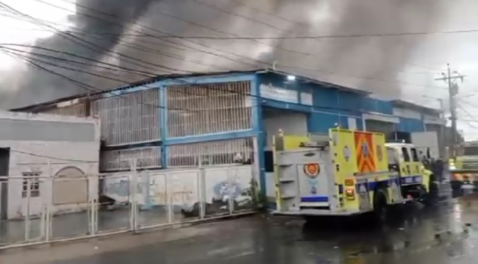 Incendio en taller de latonería y pintura genera alarma en Maracaibo