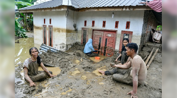 Las devastadoras inundaciones en Asia dejan unos 600 muertos