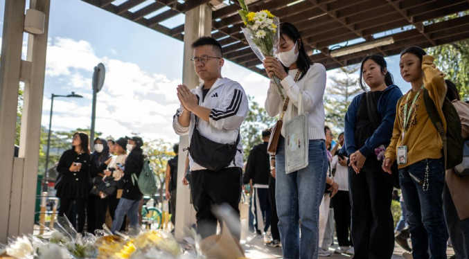 Sube a 146 el número de muertos por incendio en Hong Kong