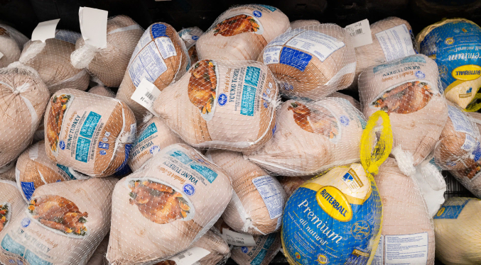 En EEUU tiendas mantienen bajos precios del pavo en un año difícil para productores y consumidores