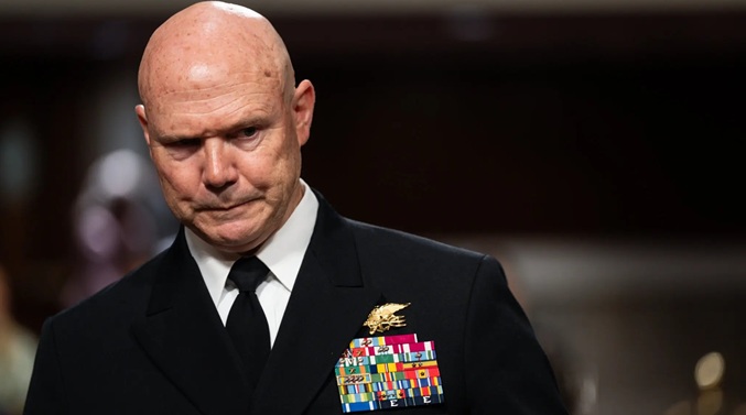 Almirante estadounidense niega haber ordenado matar a los supervivientes del ataque a una lancha