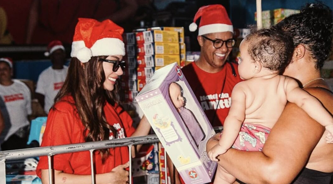 Anitta entregó juguetes a niños de su barrio en Brasil