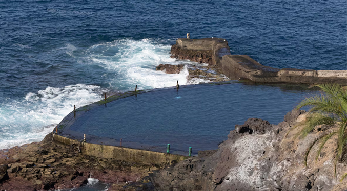 Cuatro personas mueren por un golpe de mar en las Islas Canarias