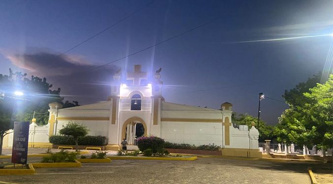 Alcaldía de Maracaibo instala luminarias en Cementerio San José
