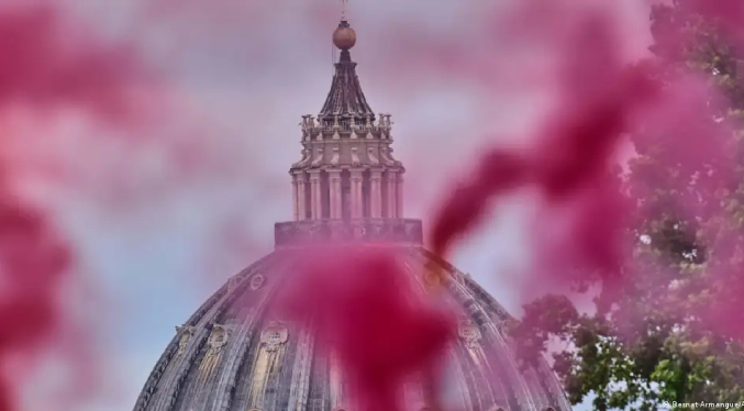 Comisión vaticana vota contra mujeres diaconisas católicas