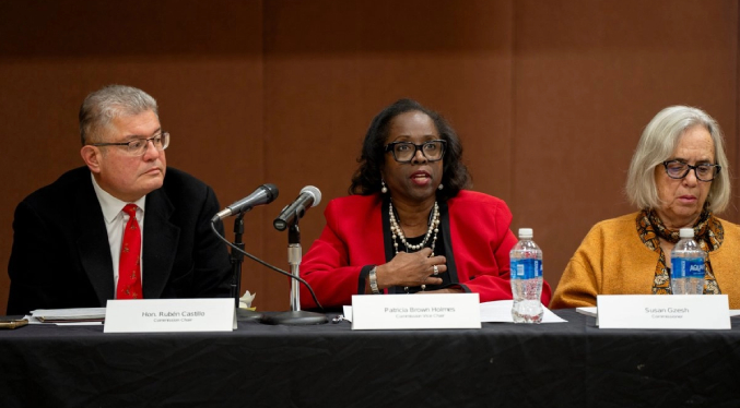 Crean en Chicago primera comisión sobre abusos de agentes migratorios