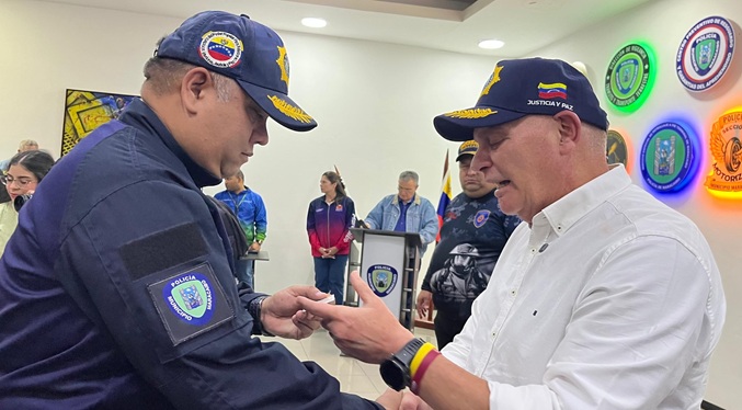 Alcalde Di Martino entrega una tarjeta de alimentación y uniformes a los funcionarios de Polimaracaibo