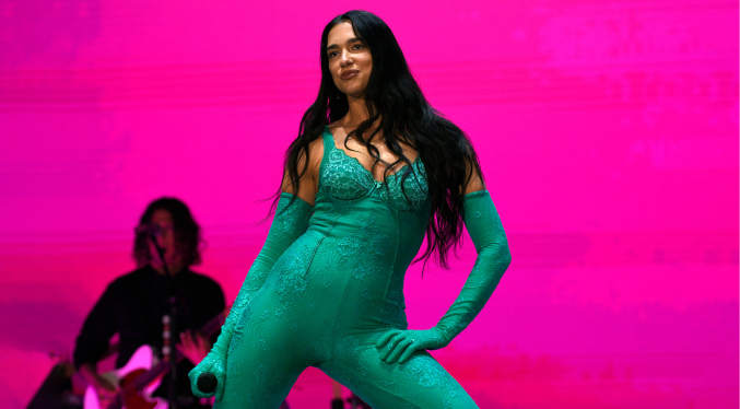 Dua Lipa seduce a América Latina con samba, fútbol y tacos