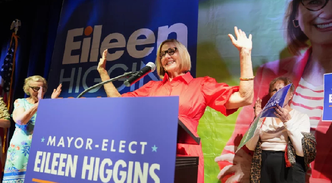Eileen Higgins gana la alcaldía de Miami, la primera demócrata en lograrlo en 30 años