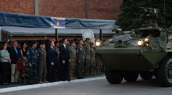 Embajador de EEUU en Argentina celebra arribo de vehículos blindados y cooperación militar