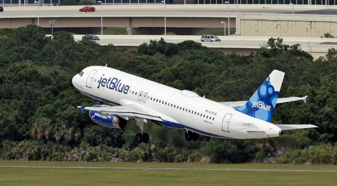Avión de JetBlue evita colisión con una aeronave militar de EEUU cerca de Venezuela