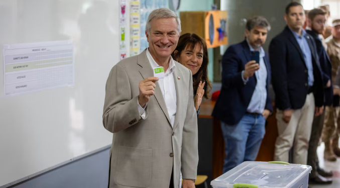 Kast vota en la comuna donde se instaló su familia y rebaja las expectativas si es elegido