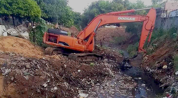 Alcaldía de Maracaibo sanea cañadas en respuesta al 1X10