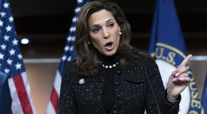 María Elvira Salazar critica la pausa migratoria impuesta a venezolanos, cubanos y haitianos en EEUU