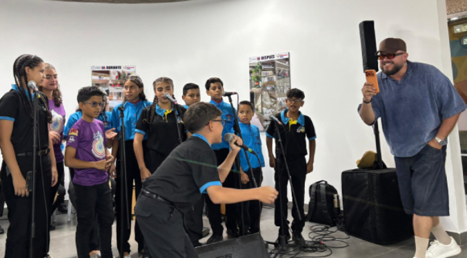 Mario Cáceres protagoniza encuentro motivacional con jóvenes talentos en la Fundación Nacional de la Gaita
