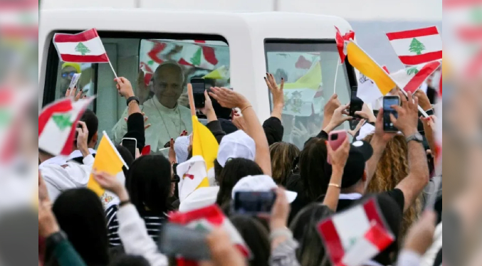 En una misa multitudinaria en Beirut, el Papa pide «nuevos enfoques» para la paz
