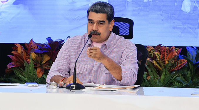 Maduro firma decreto de protocolo unificado para exportaciones no petroleras, postales y actividades conexas
