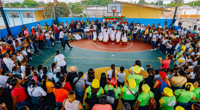 Uniformes y morrales para 4.800 estudiantes del municipio Sucre entrega el gobernador Caldera