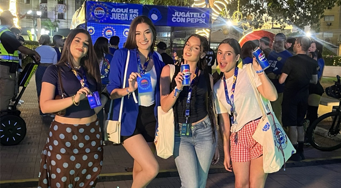 La Plaza de la República se viste de azul para disfrutar la experiencia «Vivítelo con Pepsi»