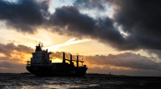 Precios petroleros suben ante posible bloqueo de buques sancionados que operen en Venezuela