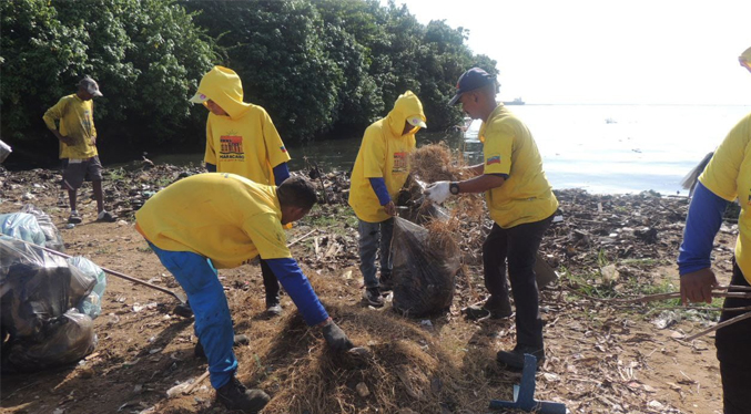 IMA celebra el aniversario limpiando Playa Macuto