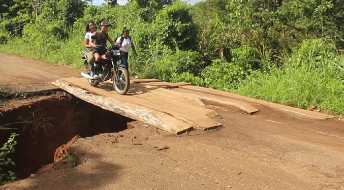 Denuncian paso por precario puente de madera debido a colapso de la carretera en Bolívar