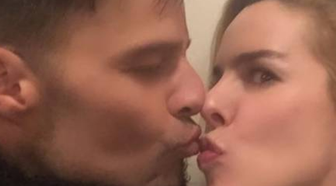 Actriz y modelo venezolana compartió una fotografía besándose con Ricky Martin