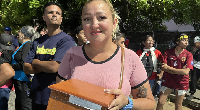 Hija lleva desde Aragua las cenizas de su madre para el último baile con San Benito de Cabimas