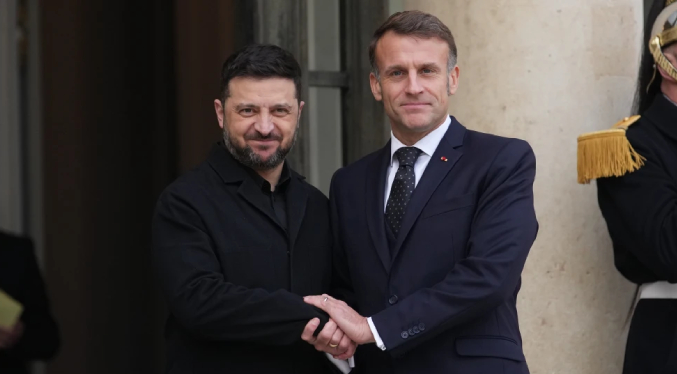 Zelenskyy se reúne con Macron en París mientras avanzan negociaciones de paz